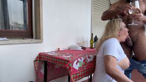 champanhe, foda bareback no pelo e fisting com direito a gozada dupla no final