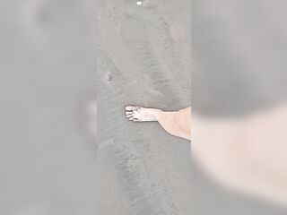 Pies sucios caminan en la playa y se muestran en la calle
