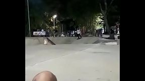 Neg&atilde_o gostoso andando de skate