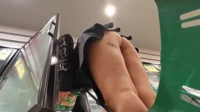 HD Upskirt: Secret Camera Captures Pantyless Culona in Supermarket Cart