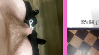 Perdedores com pênis pequeno se masturbam e gozam diante de humilhação anal gay com pênis enorme.