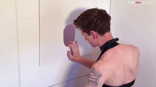 Amateurvideo van jonge Europese homo's die oraal bevredigen en anale seks hebben in een glory hole.