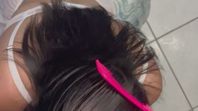 Chupei meu homem enquanto ele passava o pente no meu cabelo