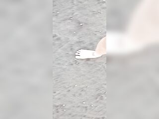 Pies sucios caminan en la playa y se muestran en la calle