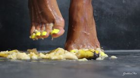 Banana Crushing - Close Up - Yellow Polish - Long Toes