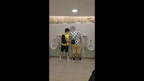 putaria no banheiro do mac. sub comeu a batata frita com porra de macho