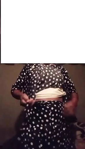 Desi girl bur and boobs dikha rahi
