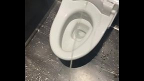 男子大学生がトイレにおしっこ