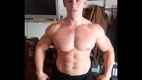 Качок з длинным членом показал своё тело