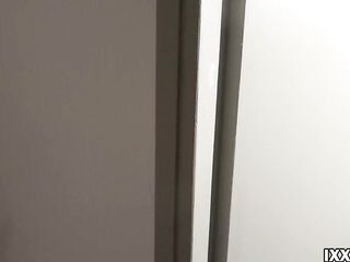 Быстренько по-писала пока туалет был занят - трейлер