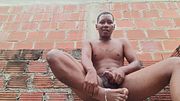 Amateur bigdick se masturba y se corre  en los pies BBC