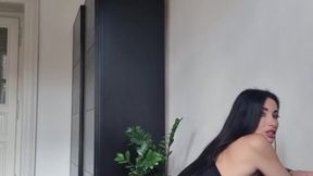 Solo GF plays with herself during a workout