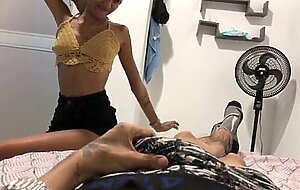 Mi hermanastra pequena entra a mi cuarto a pedirme que por favor la deje chuparme la polla