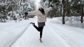 Walking in stilettos on snow, high heels in snow, snow walk in high heels pumps, high heels in deep snow, frozen feet, high heels posing