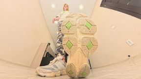 Inga - giant sneakers VR 360 Full HD