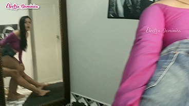 Patricinha da bunda grande rebolando no pau de shortinho