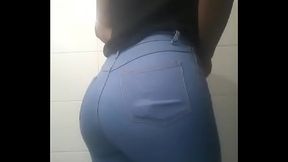 Morenaza me muestra su culo