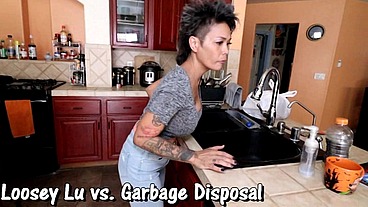 Loosey Lu pissing jeans while sink stuck