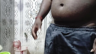 Homem indiano gordinho e peludo, com um pequeno pênis não circuncidado, curte masturbação, urinar e sexo anal no banheiro.