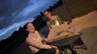 タトゥーを入れたデカ尻のMILFが、素人3Pで後背位でデカチンにアナルを犯され、最後は口内射精される