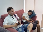 Me aprovecho mientras mi marido descansa para que el mejor amigo de el cornudo me folle rico.