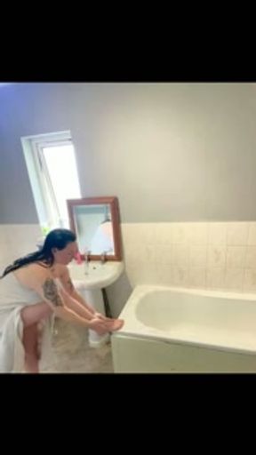 Caught Big Boob Teen Having A Bath And Fucking Herself