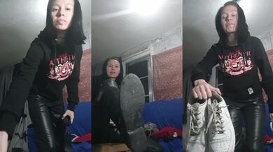 Humilhação hardcore extrema com spank podolatria e spit