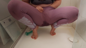 Masturbaing and squirting in yoga pants