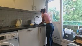 Cant finish the dishes, i have to pee