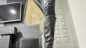 The goddess Kahina and her cigarette, dressed in leather