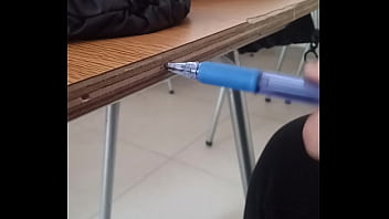 Lapiz homosexual se folla a mesa nerd timida