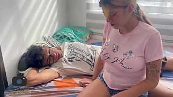 Linda hermanastra latina le da viagra a su hermanastro con el proposito para que este la termine follando duro.