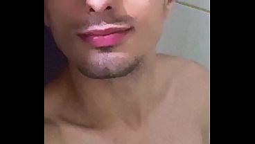 Garoto magro se masturbando com seu grande penis