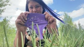 girl on nature b2p purpure balloon