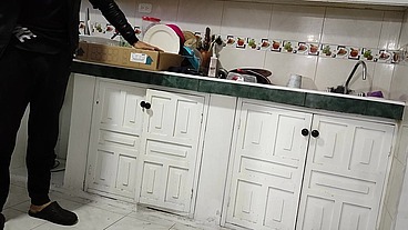 Viene el repartidor a mi casa a entregar un pedido no tengo con que pagarle y le ofrezco mi culo terminamos follando en la cocina se fue bien feliz