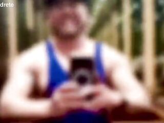 Descubre la doble vida de este hombre heterosexual que hace porno homosexual por necesidad y nadie de sus amigos heterosexuales lo sabe