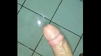 Gozando muito no Banheiro (parte2)