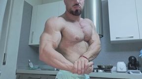 VINCENZO DAVORIO FORTISSIMO CULTURISTA DAL MUSCOLO ALFA MOSTRA I SUOI MUSCOLI E TI DOMINA!