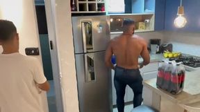 fui fazer uma entrega no hotel, o hospede deu em cima, comi o cu dele.