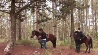 Ulkona kotitekoista hauskaa amatöörihomomiesten kanssa imee kullia ja ottaa sen perseeseen