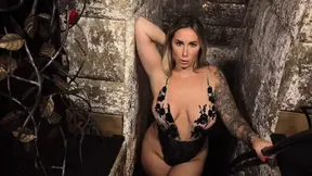 Tattooed Paige Turnah shows off her big juicy ass while giving a naked lapdance