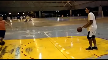 Gostosa socando bola grande e preta deliciosamente no aro ao ar livre