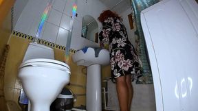 The MILF showed her big ass and knelt down for anal sex