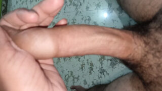 Offentlig solojentefilm av unge arabiske homofile i piercing som får creampie