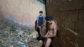 morador de rua estava batendo uma punheta no terreno abandonado e acaba rolando um sexo com outro ali mesmo