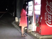 赤いコートで自販機前露出。