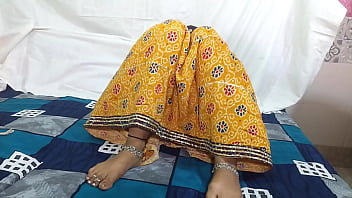 कॉलेज में पढ़ने वाली 18 साल की लड़की अपने पड़ोसी से घोड़ी बनकर चूदी