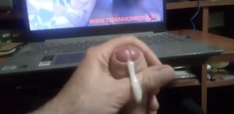 Morena desparrama leche sobre su amante