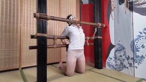 xr22-The girl was tied to a pillar and disciplined.