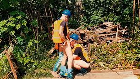 Trabalhadores s&atilde_o fl&ccedil_agrados fazendo sexo na hora de almo&ccedil_o e saem correndo.